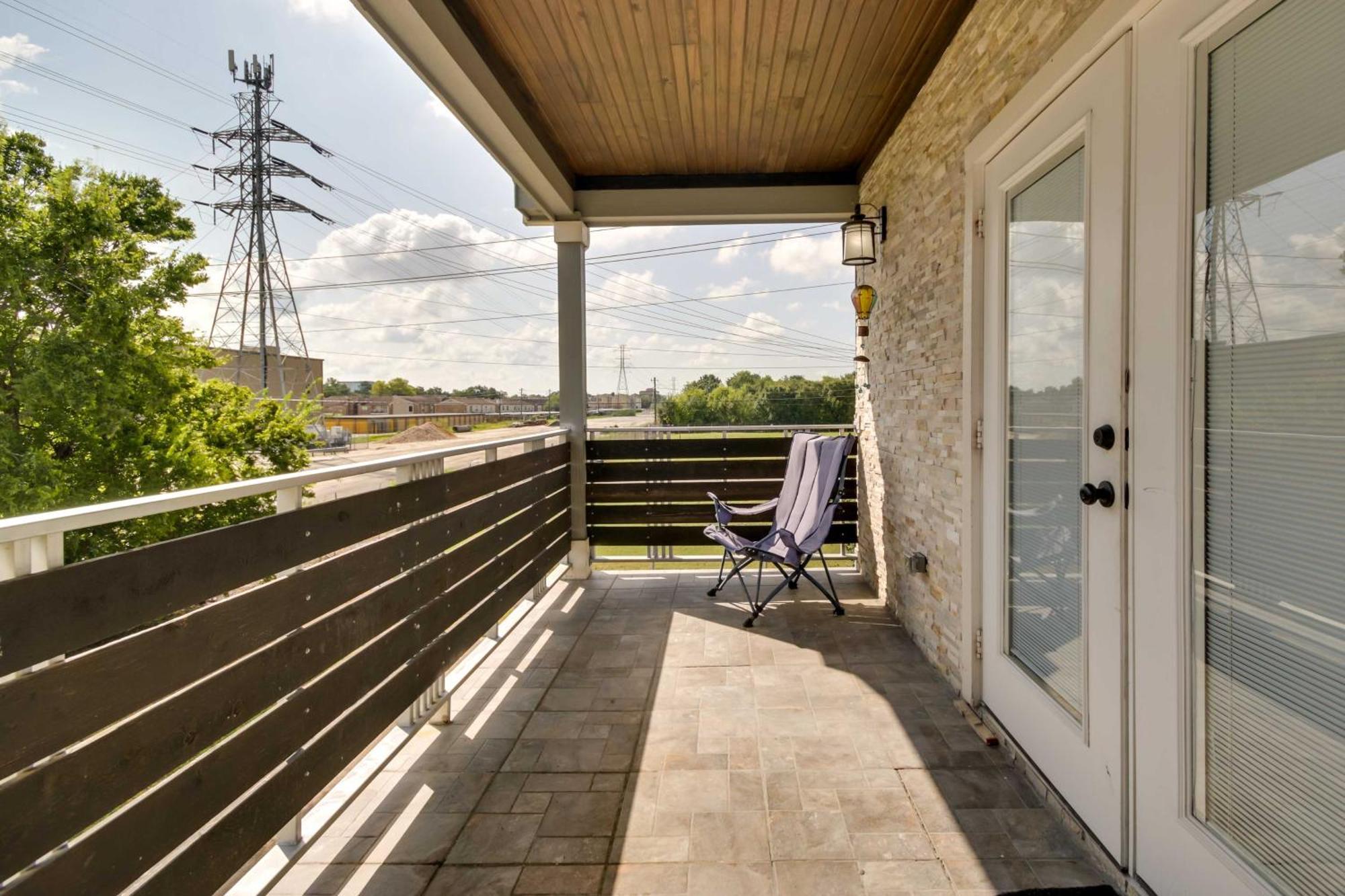 Luxe Southwest Houston Home With Balconies And Patio! Exterior photo