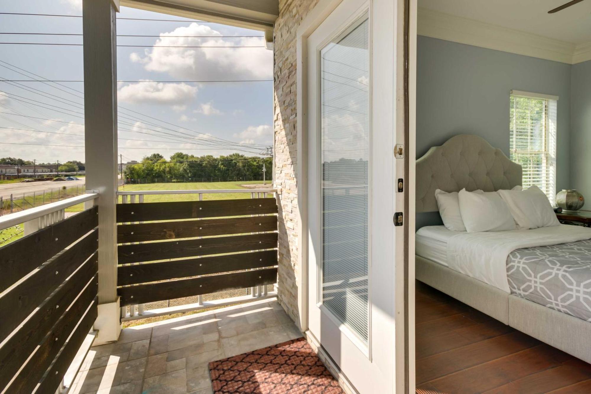 Luxe Southwest Houston Home With Balconies And Patio! Exterior photo