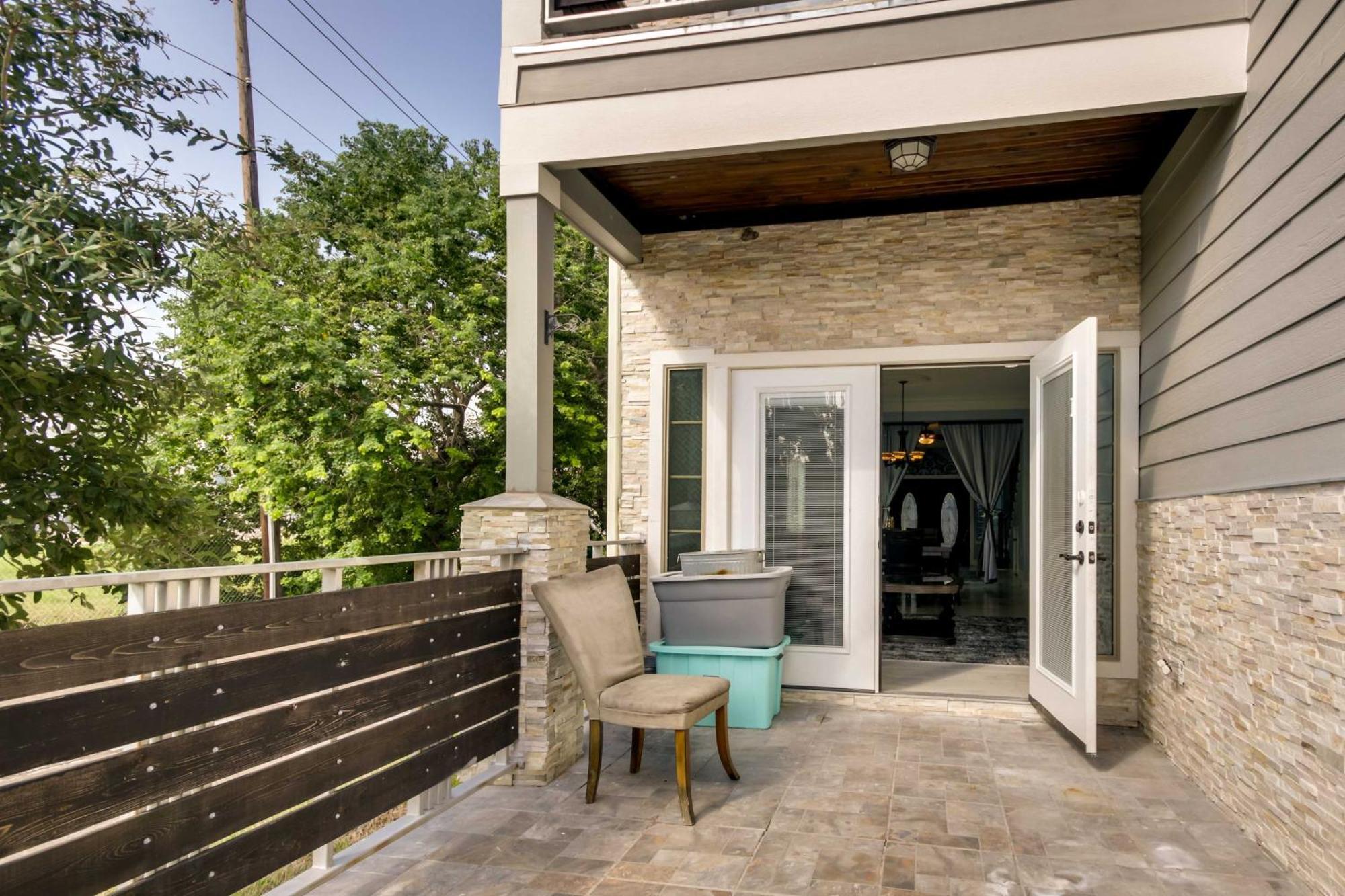 Luxe Southwest Houston Home With Balconies And Patio! Exterior photo