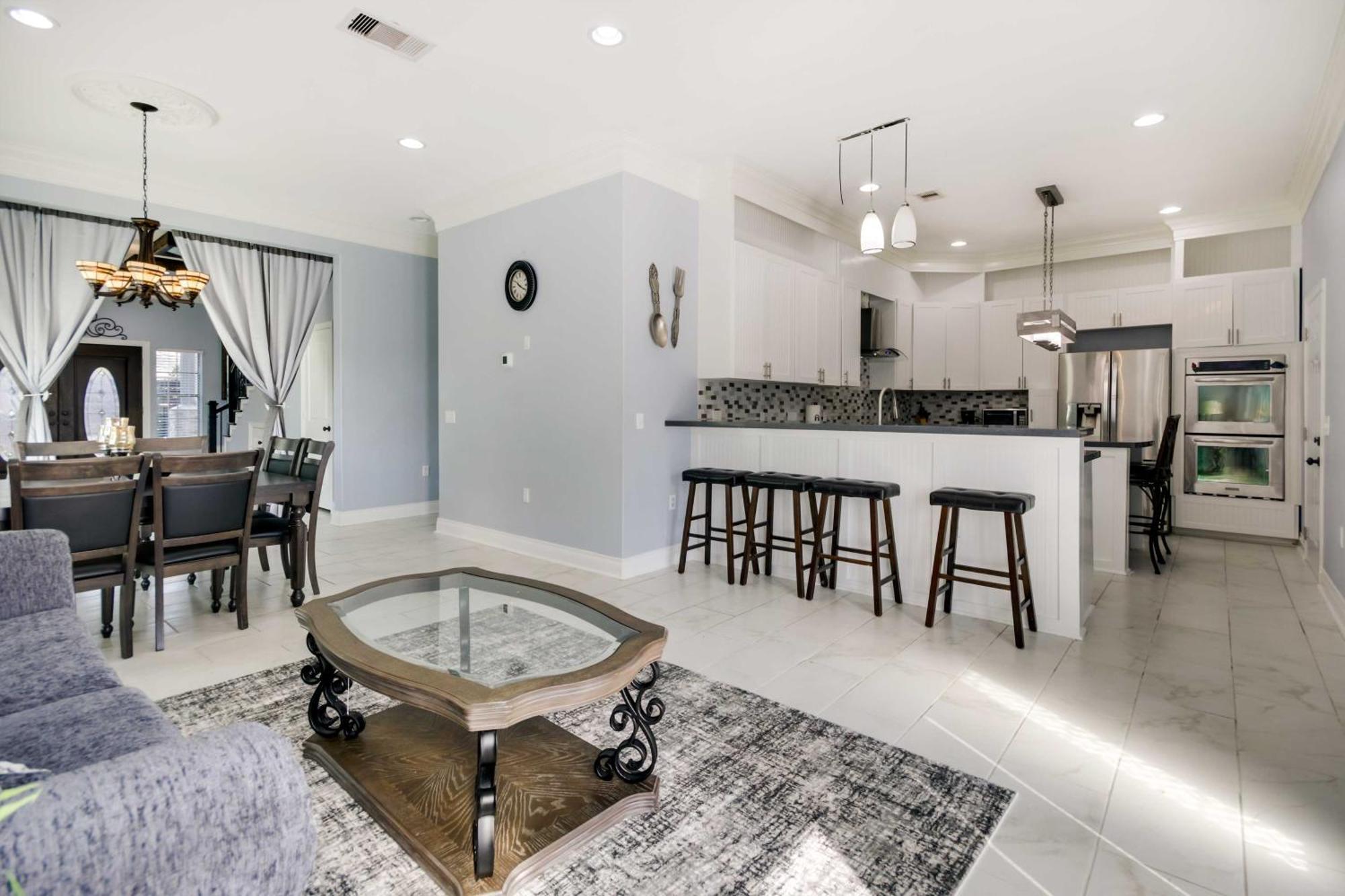 Luxe Southwest Houston Home With Balconies And Patio! Exterior photo