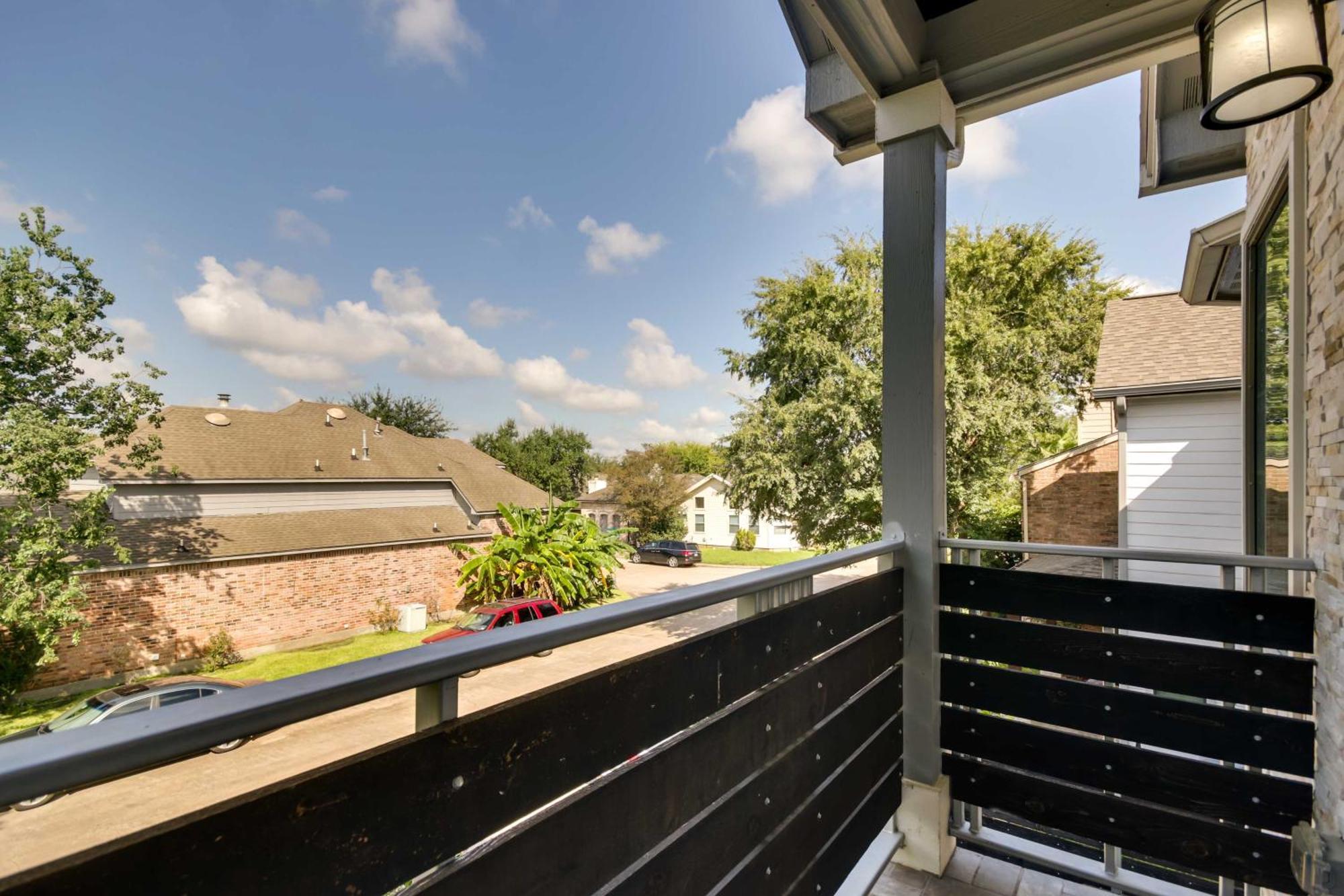 Luxe Southwest Houston Home With Balconies And Patio! Exterior photo