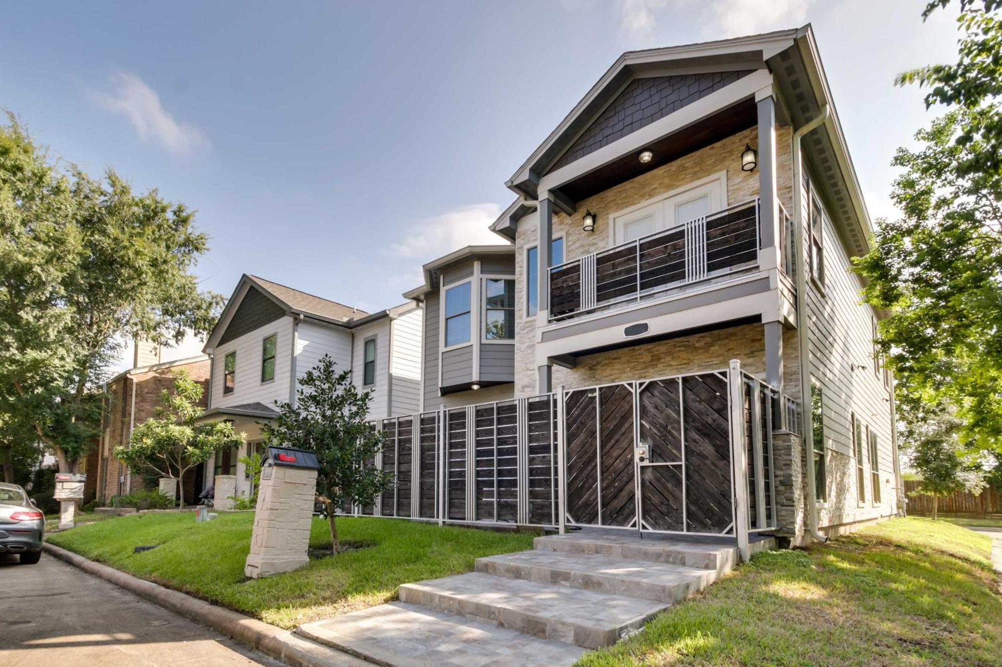 Luxe Southwest Houston Home With Balconies And Patio! Exterior photo