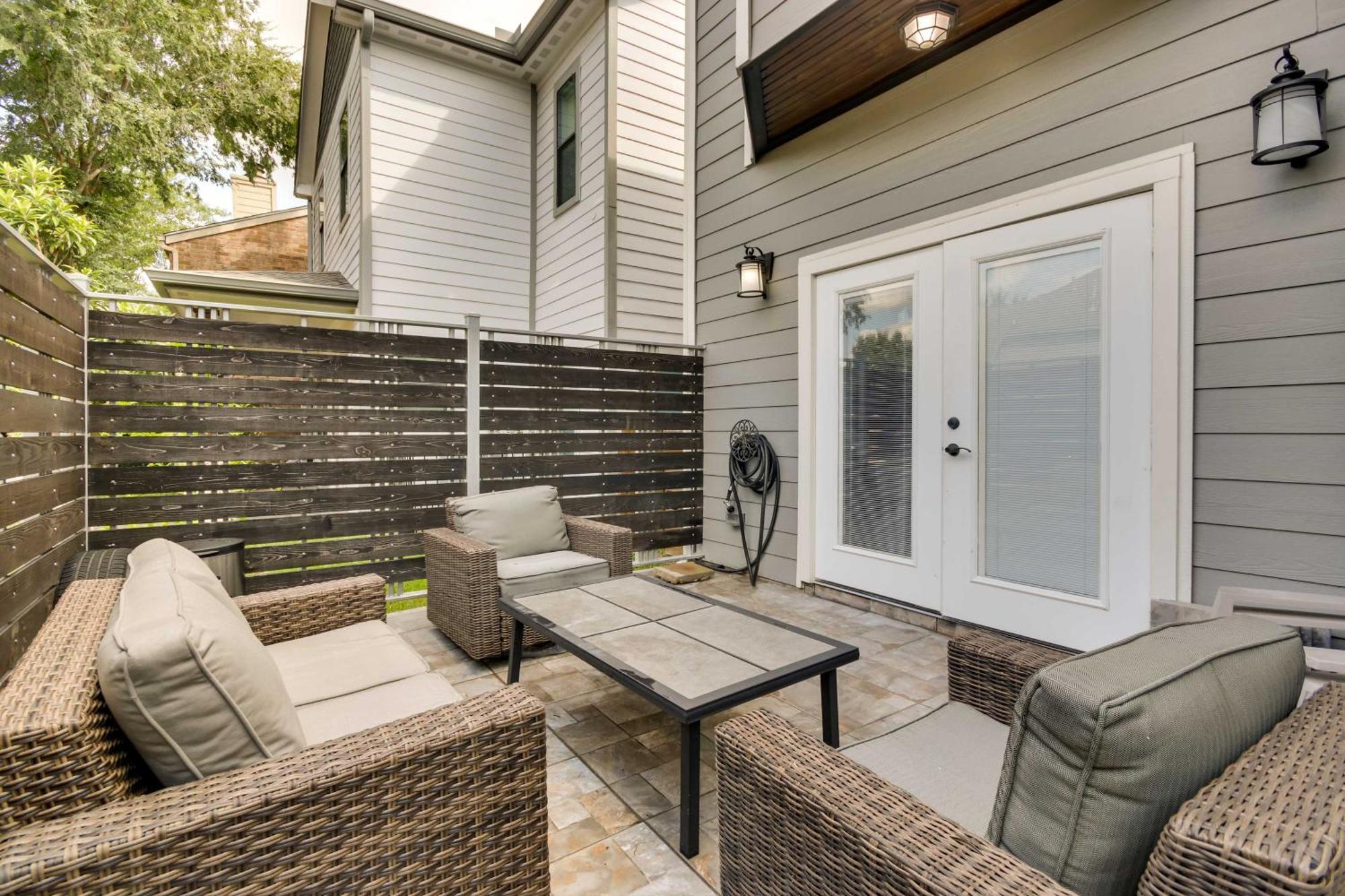 Luxe Southwest Houston Home With Balconies And Patio! Exterior photo